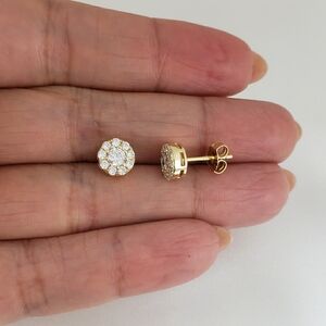 18K Gold Round Diamond Stud Earrings